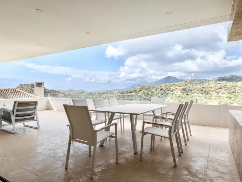 This exceptional luxury villa is located in the prestigious Los Arqueros Golf & Country Club, offering an unparalleled combination of space, sophistication, and stunning natural surroundings. Set on an elevated plot, the property enjoys breathtaking panor