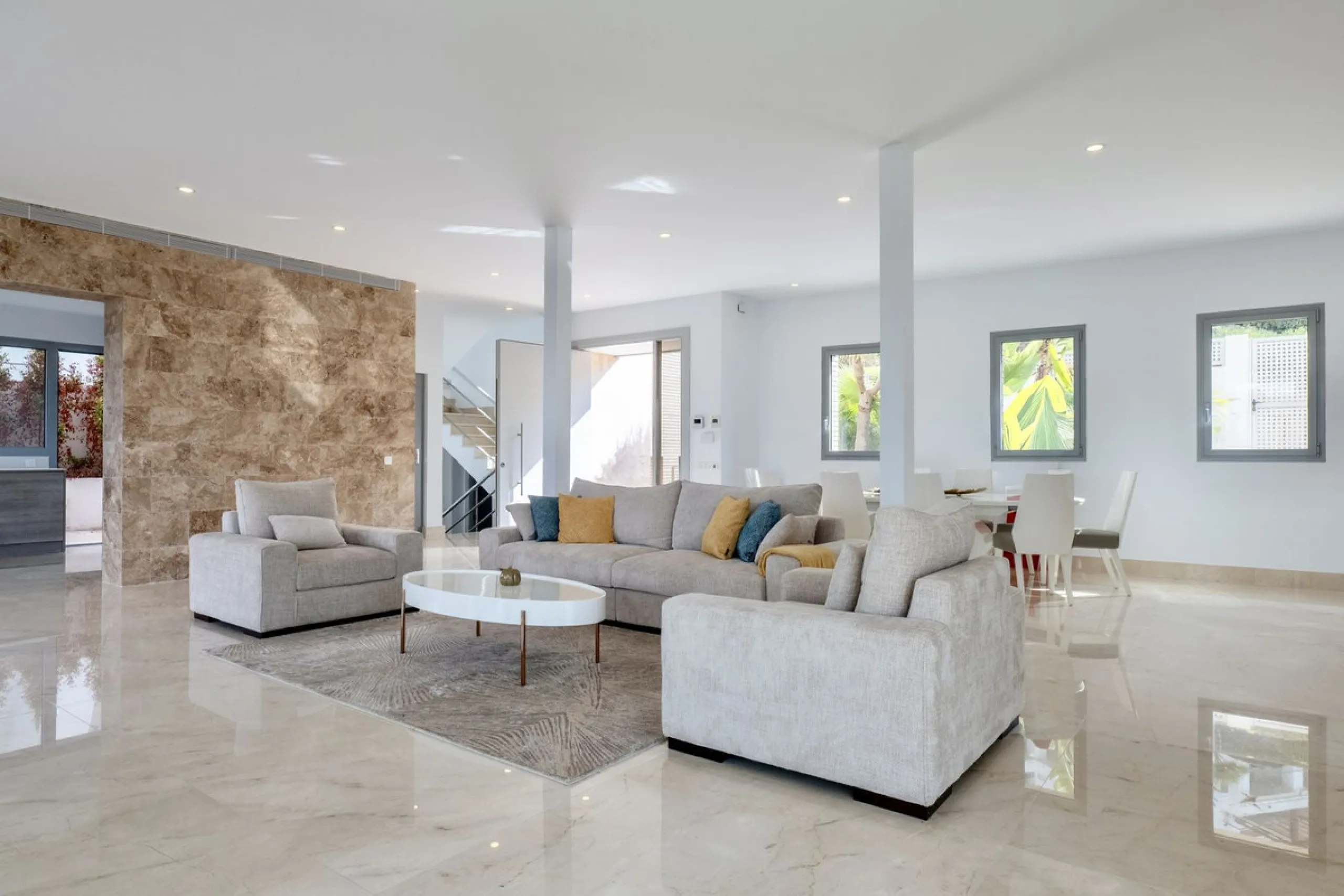 This exceptional luxury villa is located in the prestigious Los Arqueros Golf & Country Club, offering an unparalleled combination of space, sophistication, and stunning natural surroundings. Set on an elevated plot, the property enjoys breathtaking panor