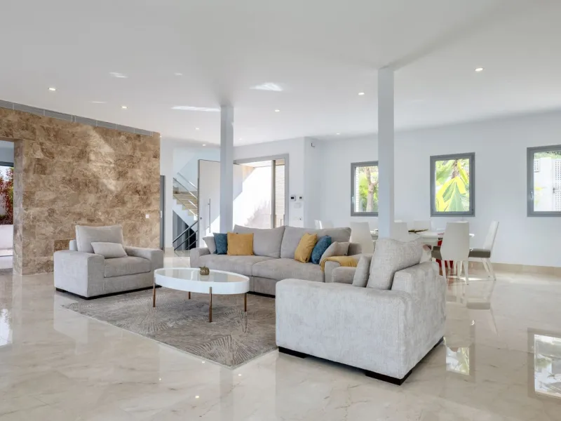 This exceptional luxury villa is located in the prestigious Los Arqueros Golf & Country Club, offering an unparalleled combination of space, sophistication, and stunning natural surroundings. Set on an elevated plot, the property enjoys breathtaking panor