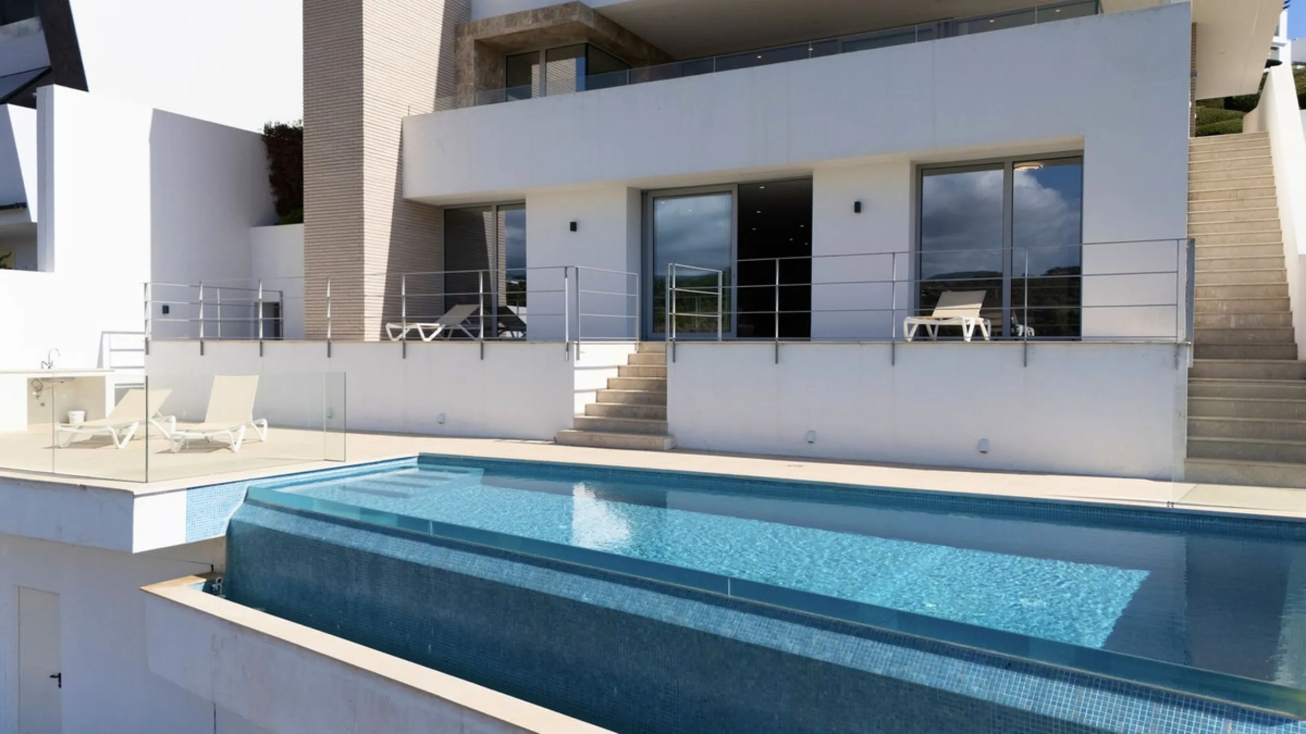 This exceptional luxury villa is located in the prestigious Los Arqueros Golf & Country Club, offering an unparalleled combination of space, sophistication, and stunning natural surroundings. Set on an elevated plot, the property enjoys breathtaking panor