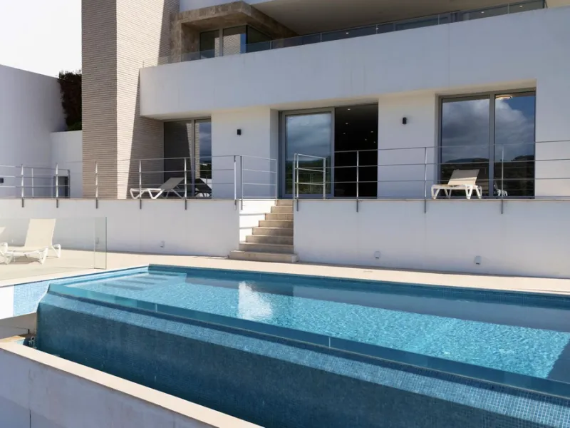 This exceptional luxury villa is located in the prestigious Los Arqueros Golf & Country Club, offering an unparalleled combination of space, sophistication, and stunning natural surroundings. Set on an elevated plot, the property enjoys breathtaking panor