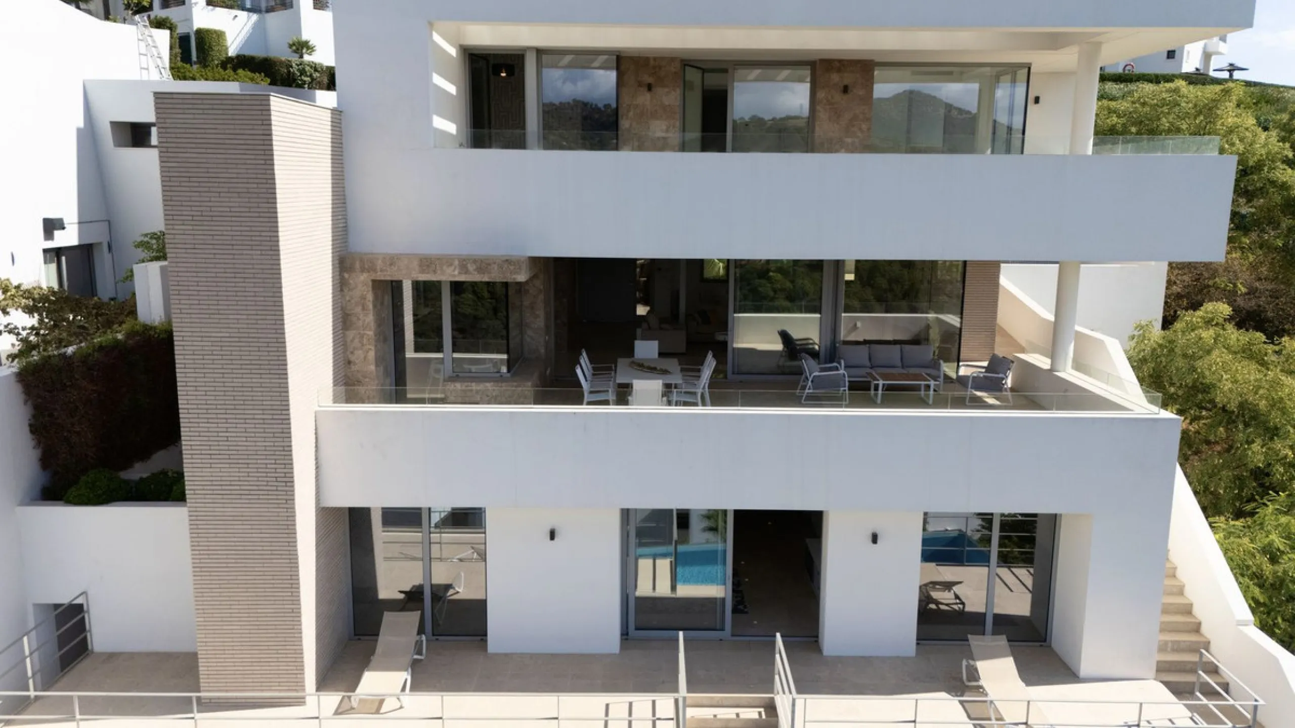This exceptional luxury villa is located in the prestigious Los Arqueros Golf & Country Club, offering an unparalleled combination of space, sophistication, and stunning natural surroundings. Set on an elevated plot, the property enjoys breathtaking panor