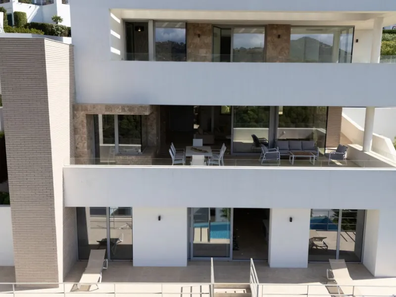 This exceptional luxury villa is located in the prestigious Los Arqueros Golf & Country Club, offering an unparalleled combination of space, sophistication, and stunning natural surroundings. Set on an elevated plot, the property enjoys breathtaking panor