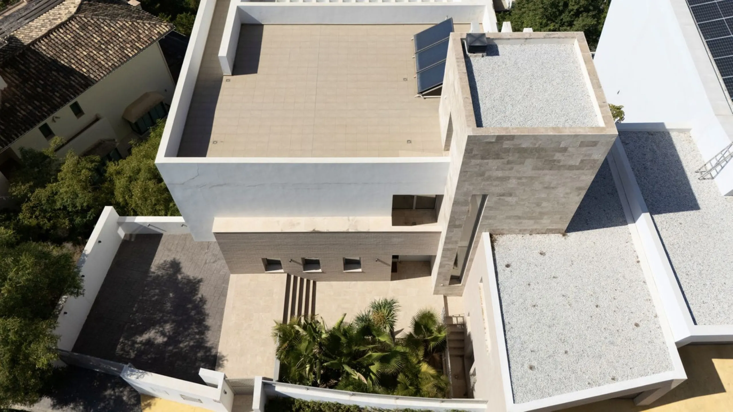 This exceptional luxury villa is located in the prestigious Los Arqueros Golf & Country Club, offering an unparalleled combination of space, sophistication, and stunning natural surroundings. Set on an elevated plot, the property enjoys breathtaking panor
