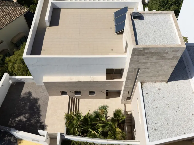 This exceptional luxury villa is located in the prestigious Los Arqueros Golf & Country Club, offering an unparalleled combination of space, sophistication, and stunning natural surroundings. Set on an elevated plot, the property enjoys breathtaking panor