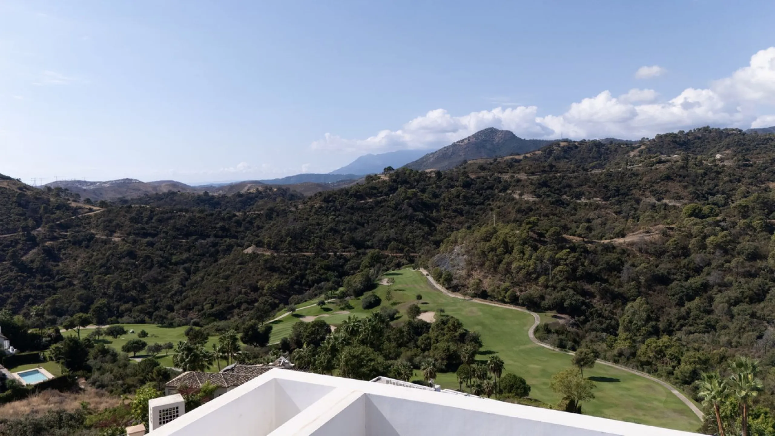 This exceptional luxury villa is located in the prestigious Los Arqueros Golf & Country Club, offering an unparalleled combination of space, sophistication, and stunning natural surroundings. Set on an elevated plot, the property enjoys breathtaking panor