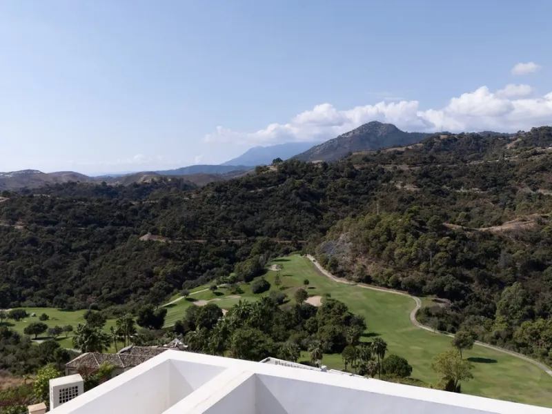 This exceptional luxury villa is located in the prestigious Los Arqueros Golf & Country Club, offering an unparalleled combination of space, sophistication, and stunning natural surroundings. Set on an elevated plot, the property enjoys breathtaking panor