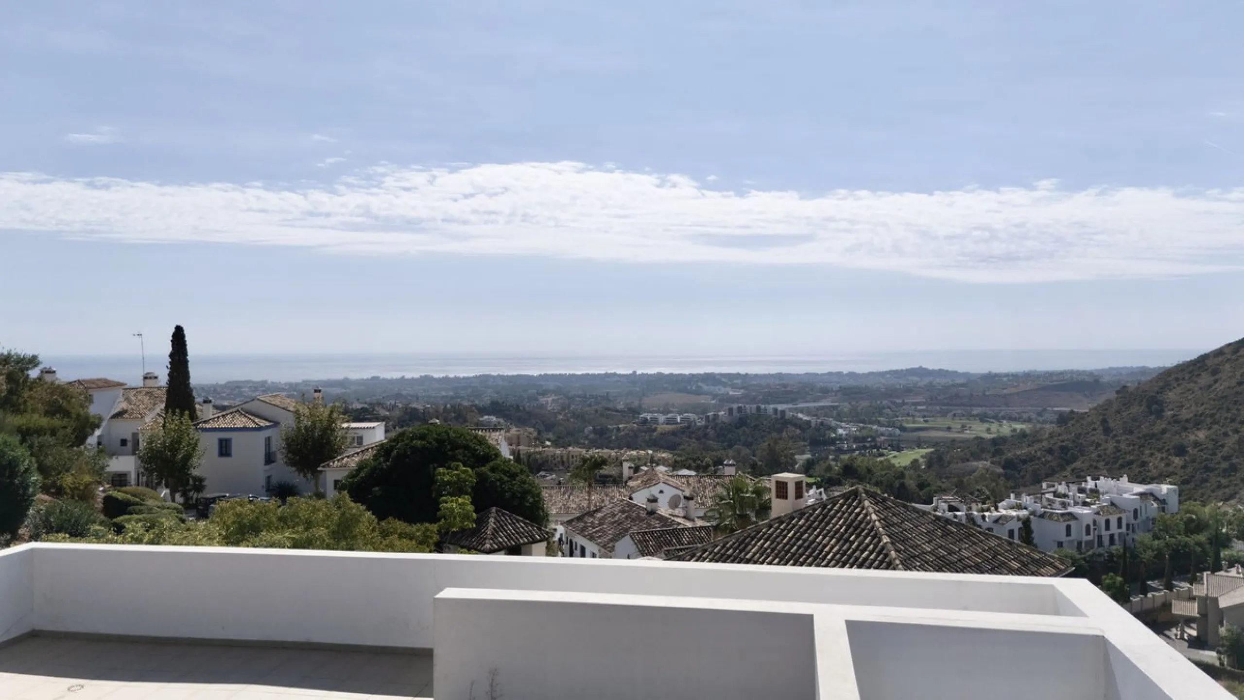 This exceptional luxury villa is located in the prestigious Los Arqueros Golf & Country Club, offering an unparalleled combination of space, sophistication, and stunning natural surroundings. Set on an elevated plot, the property enjoys breathtaking panor