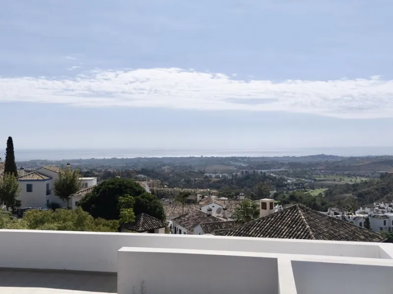This exceptional luxury villa is located in the prestigious Los Arqueros Golf & Country Club, offering an unparalleled combination of space, sophistication, and stunning natural surroundings. Set on an elevated plot, the property enjoys breathtaking panor