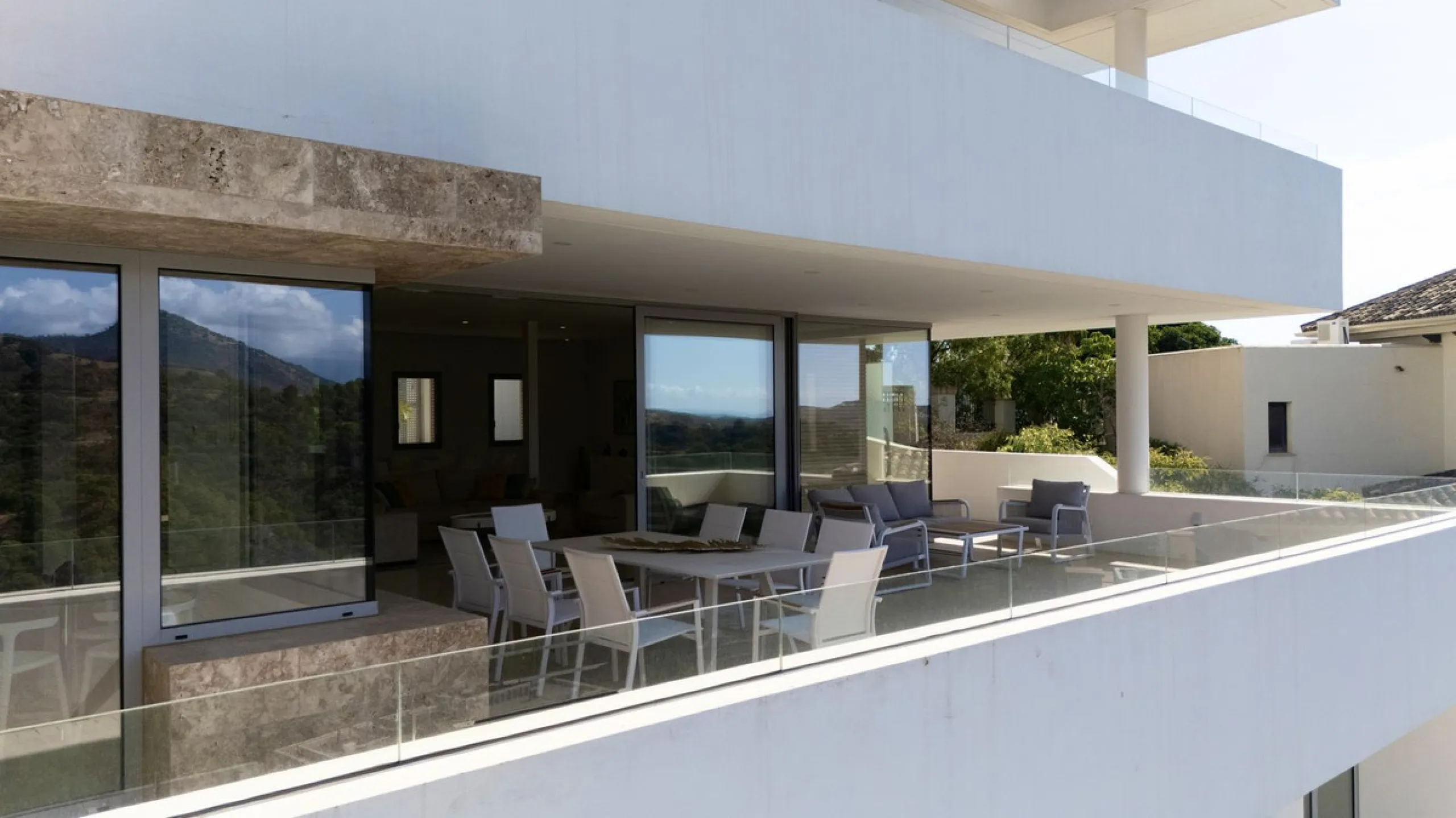 This exceptional luxury villa is located in the prestigious Los Arqueros Golf & Country Club, offering an unparalleled combination of space, sophistication, and stunning natural surroundings. Set on an elevated plot, the property enjoys breathtaking panor