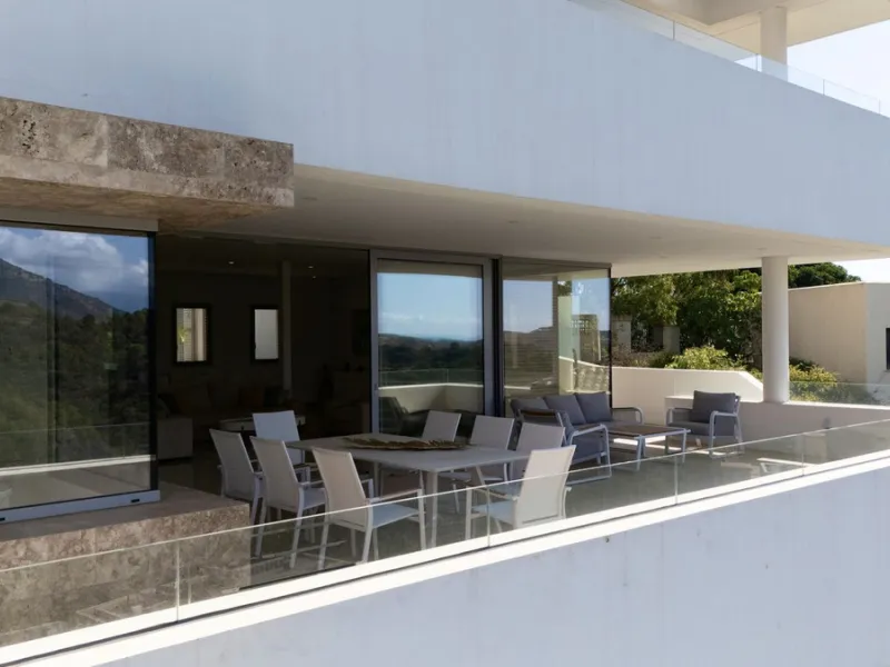 This exceptional luxury villa is located in the prestigious Los Arqueros Golf & Country Club, offering an unparalleled combination of space, sophistication, and stunning natural surroundings. Set on an elevated plot, the property enjoys breathtaking panor