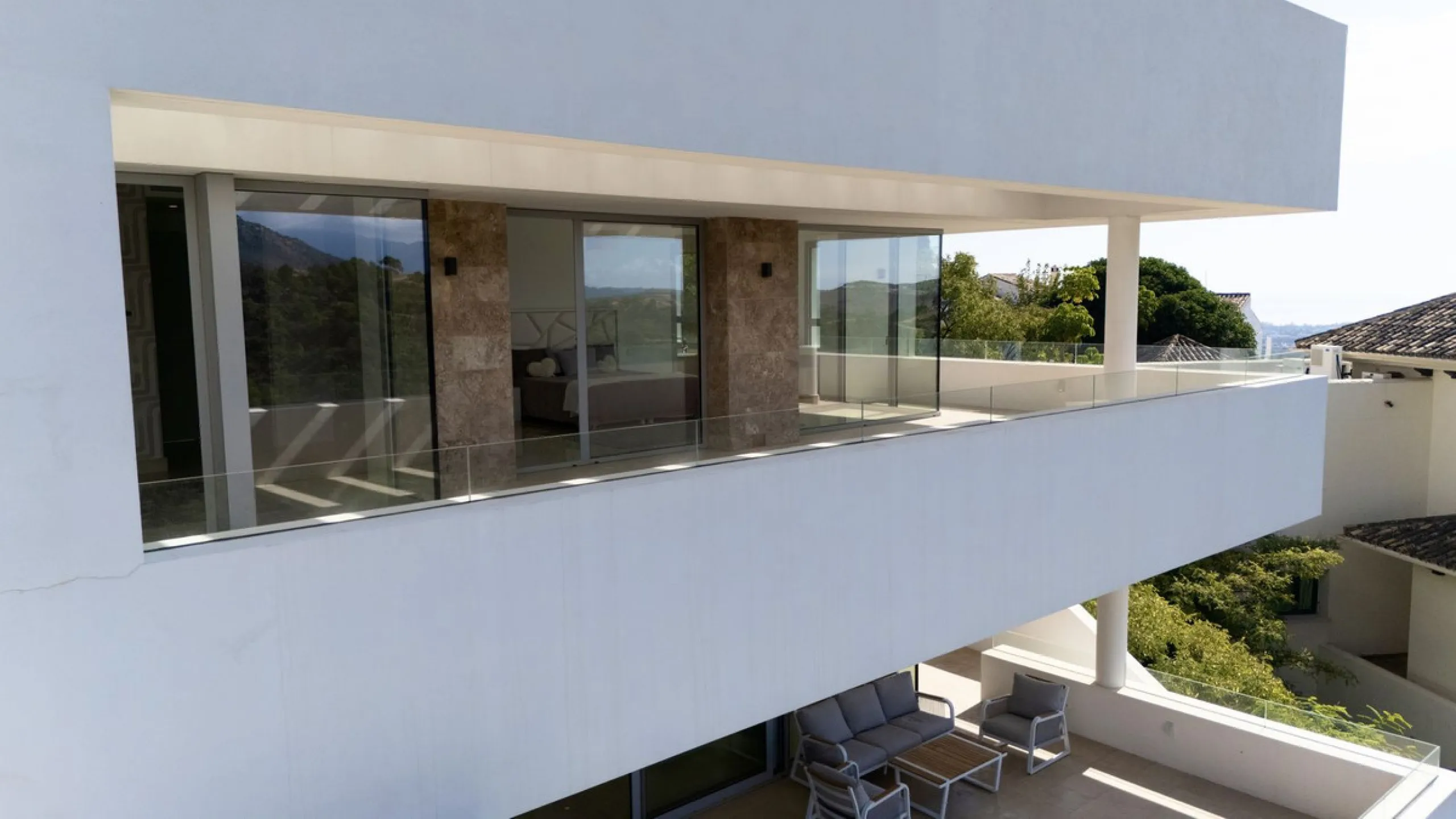 This exceptional luxury villa is located in the prestigious Los Arqueros Golf & Country Club, offering an unparalleled combination of space, sophistication, and stunning natural surroundings. Set on an elevated plot, the property enjoys breathtaking panor