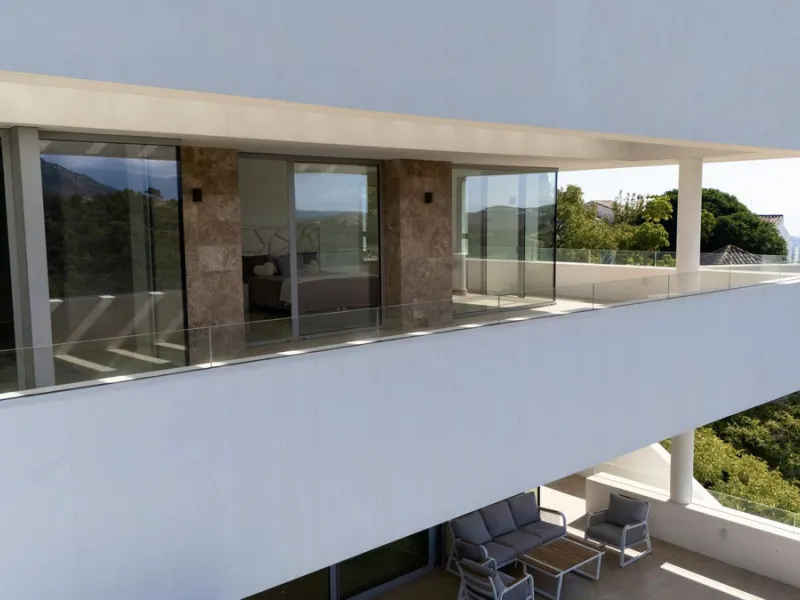This exceptional luxury villa is located in the prestigious Los Arqueros Golf & Country Club, offering an unparalleled combination of space, sophistication, and stunning natural surroundings. Set on an elevated plot, the property enjoys breathtaking panor