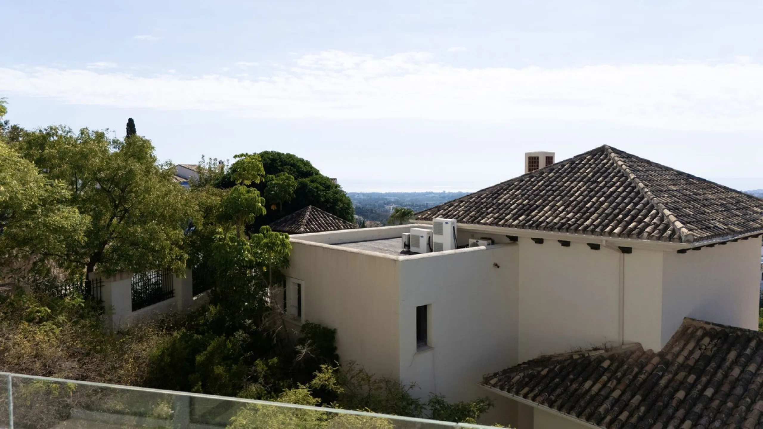 This exceptional luxury villa is located in the prestigious Los Arqueros Golf & Country Club, offering an unparalleled combination of space, sophistication, and stunning natural surroundings. Set on an elevated plot, the property enjoys breathtaking panor