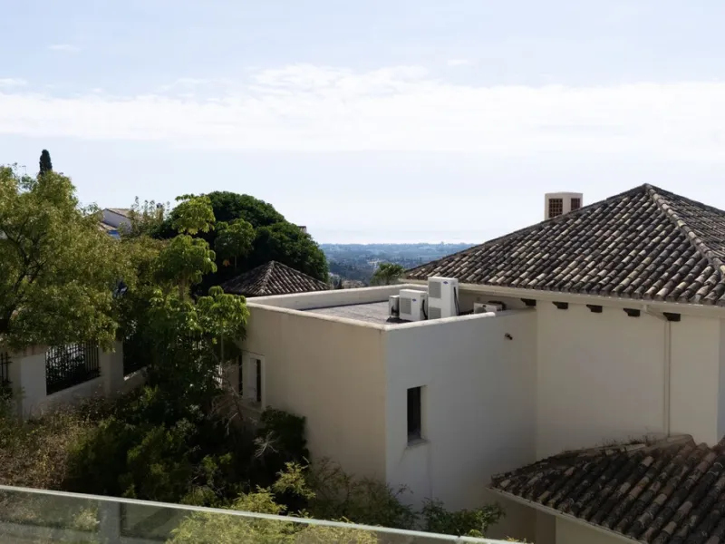 This exceptional luxury villa is located in the prestigious Los Arqueros Golf & Country Club, offering an unparalleled combination of space, sophistication, and stunning natural surroundings. Set on an elevated plot, the property enjoys breathtaking panor