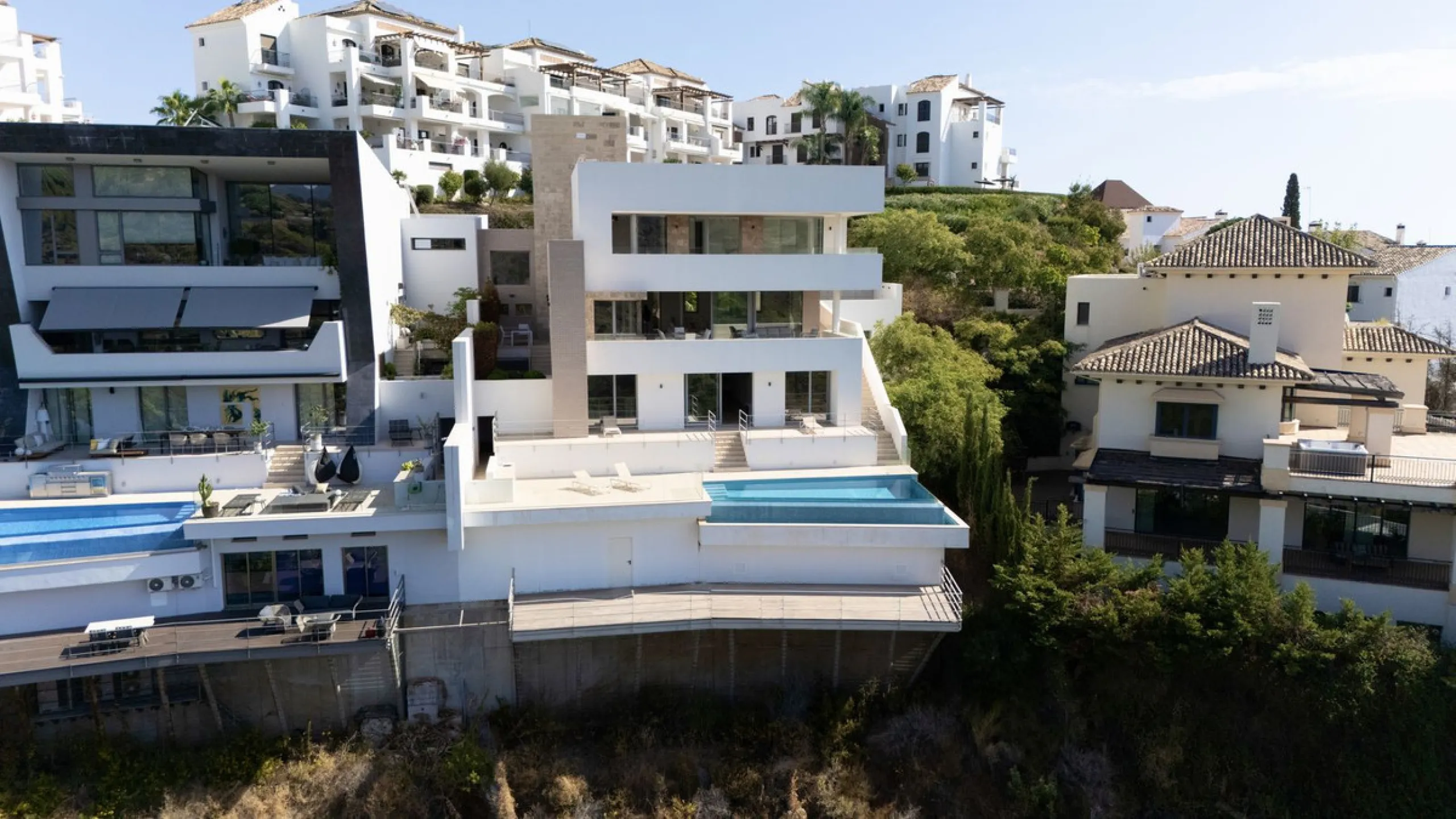 This exceptional luxury villa is located in the prestigious Los Arqueros Golf & Country Club, offering an unparalleled combination of space, sophistication, and stunning natural surroundings. Set on an elevated plot, the property enjoys breathtaking panor