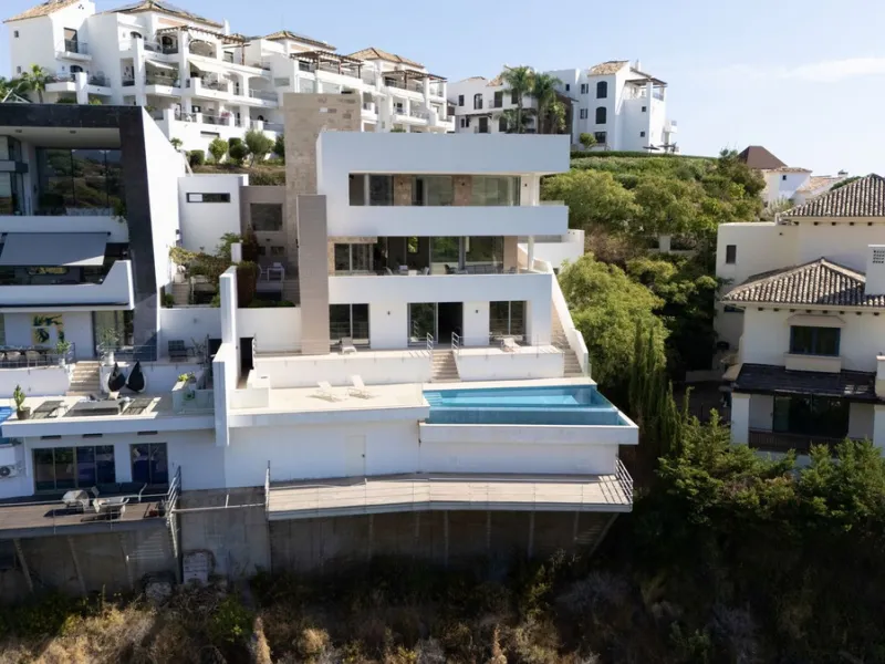 This exceptional luxury villa is located in the prestigious Los Arqueros Golf & Country Club, offering an unparalleled combination of space, sophistication, and stunning natural surroundings. Set on an elevated plot, the property enjoys breathtaking panor