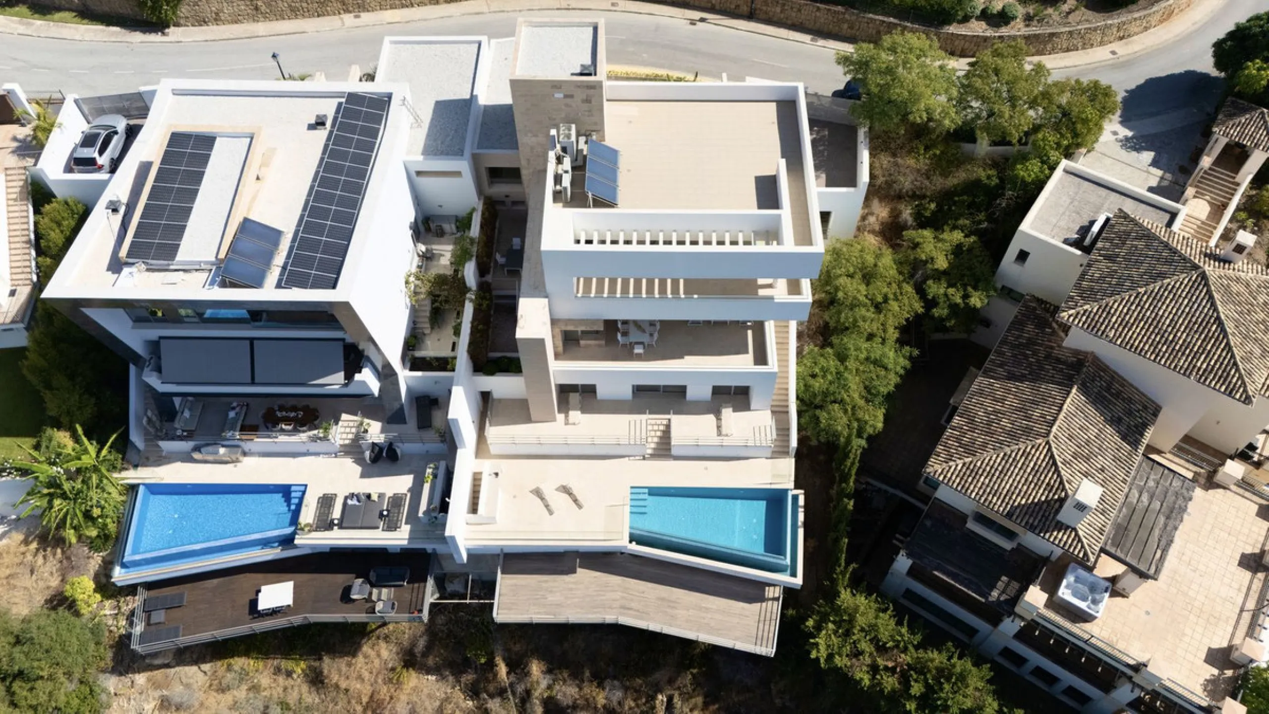 This exceptional luxury villa is located in the prestigious Los Arqueros Golf & Country Club, offering an unparalleled combination of space, sophistication, and stunning natural surroundings. Set on an elevated plot, the property enjoys breathtaking panor