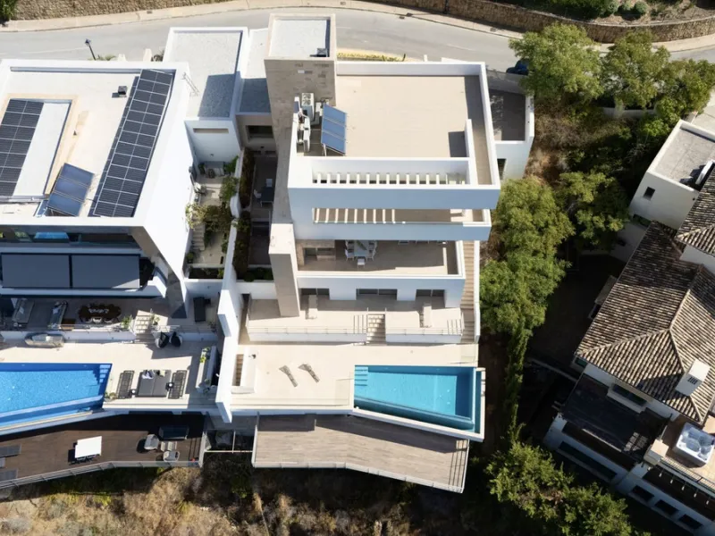 This exceptional luxury villa is located in the prestigious Los Arqueros Golf & Country Club, offering an unparalleled combination of space, sophistication, and stunning natural surroundings. Set on an elevated plot, the property enjoys breathtaking panor