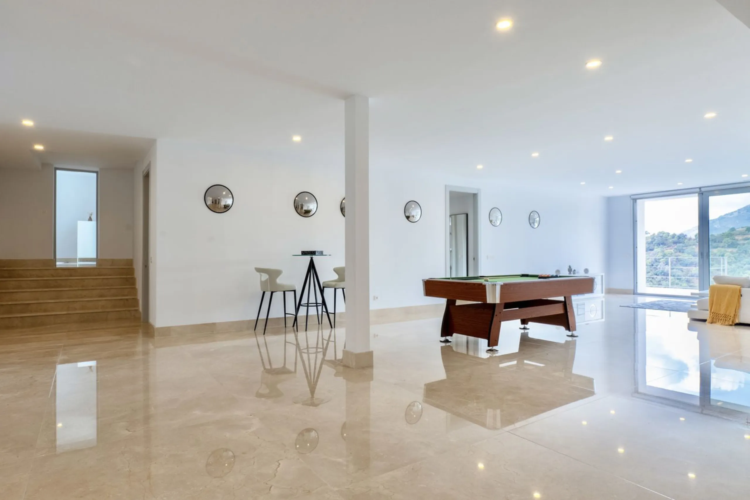 This exceptional luxury villa is located in the prestigious Los Arqueros Golf & Country Club, offering an unparalleled combination of space, sophistication, and stunning natural surroundings. Set on an elevated plot, the property enjoys breathtaking panor