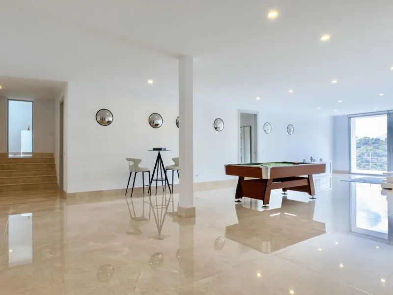 This exceptional luxury villa is located in the prestigious Los Arqueros Golf & Country Club, offering an unparalleled combination of space, sophistication, and stunning natural surroundings. Set on an elevated plot, the property enjoys breathtaking panor
