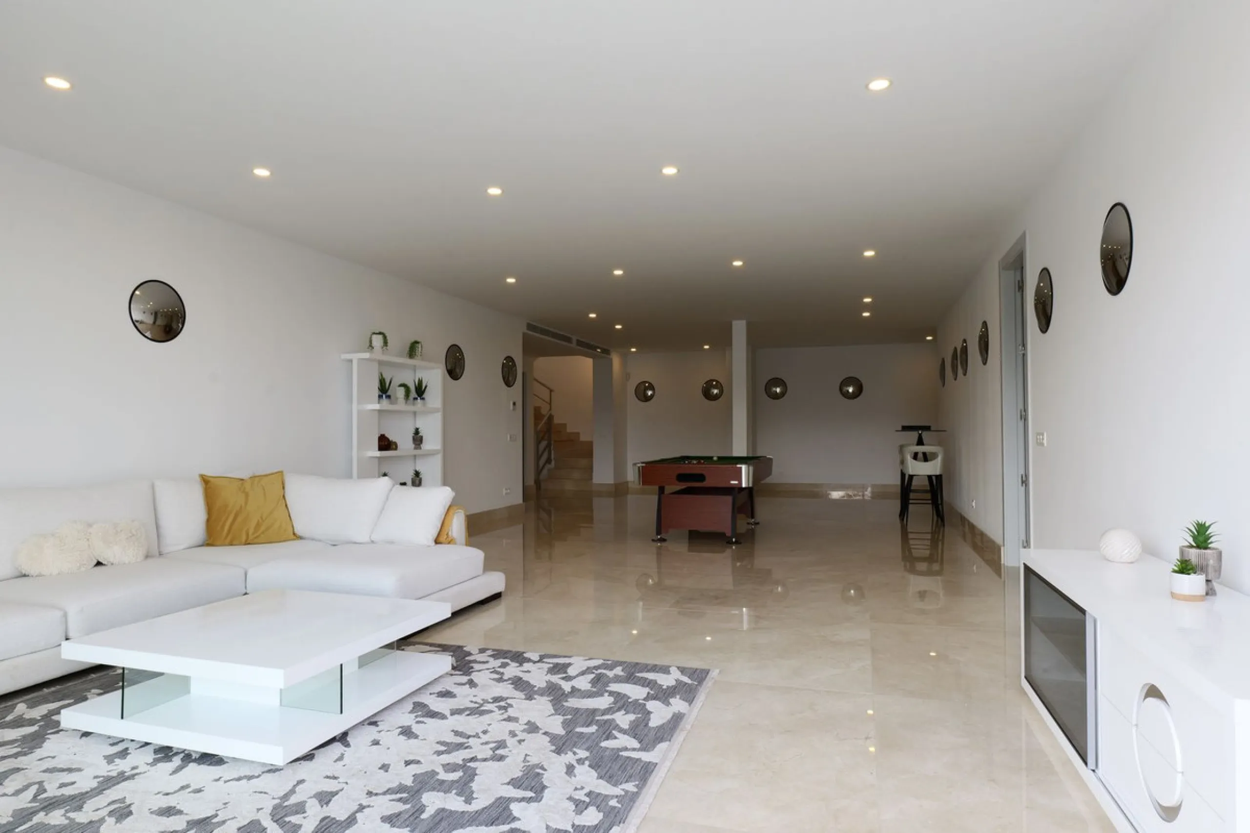 This exceptional luxury villa is located in the prestigious Los Arqueros Golf & Country Club, offering an unparalleled combination of space, sophistication, and stunning natural surroundings. Set on an elevated plot, the property enjoys breathtaking panor