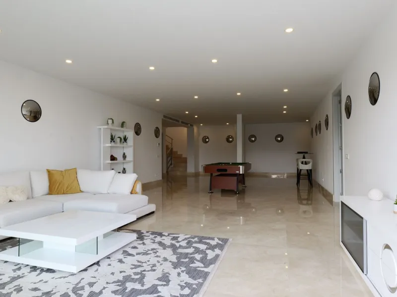 This exceptional luxury villa is located in the prestigious Los Arqueros Golf & Country Club, offering an unparalleled combination of space, sophistication, and stunning natural surroundings. Set on an elevated plot, the property enjoys breathtaking panor