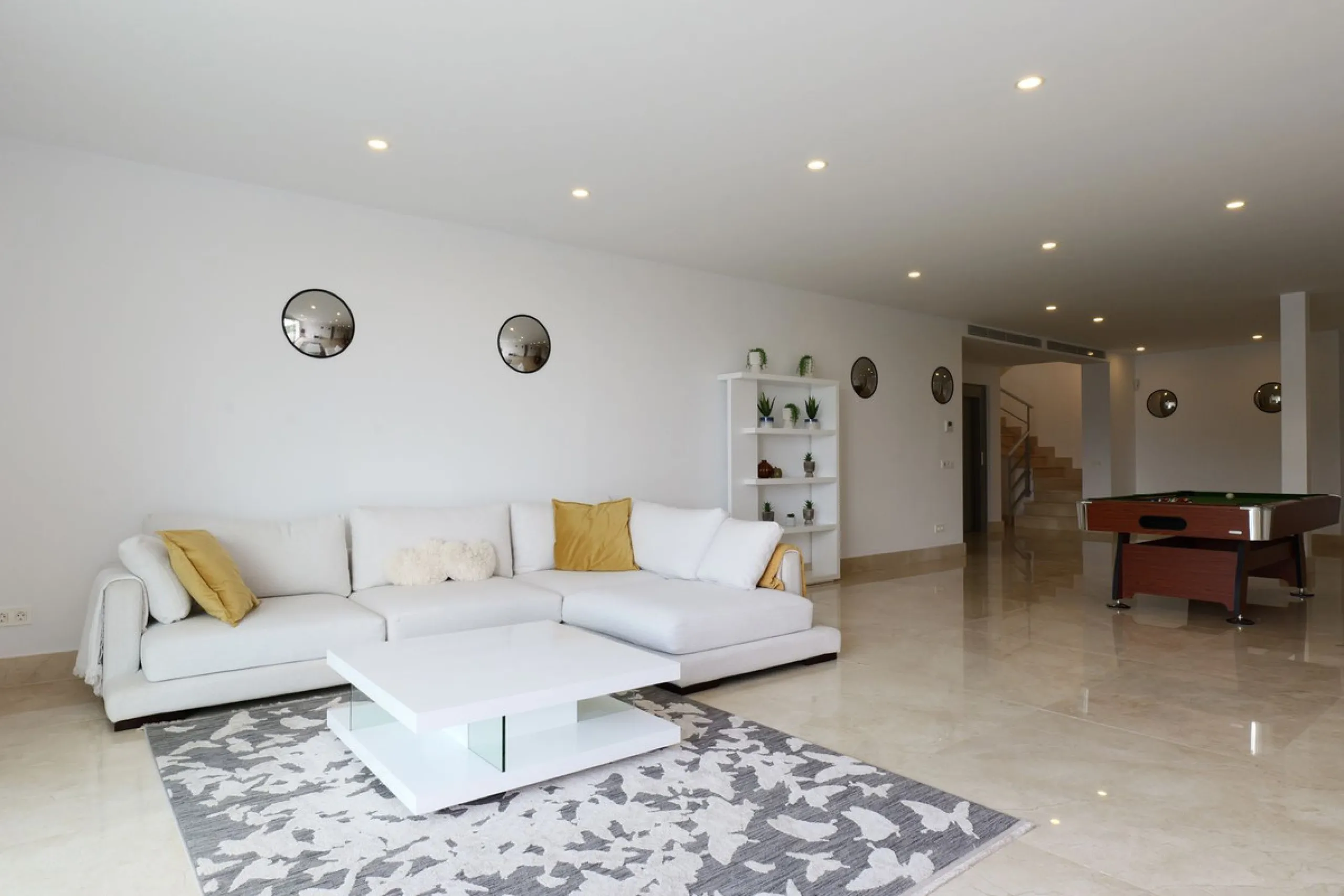 This exceptional luxury villa is located in the prestigious Los Arqueros Golf & Country Club, offering an unparalleled combination of space, sophistication, and stunning natural surroundings. Set on an elevated plot, the property enjoys breathtaking panor