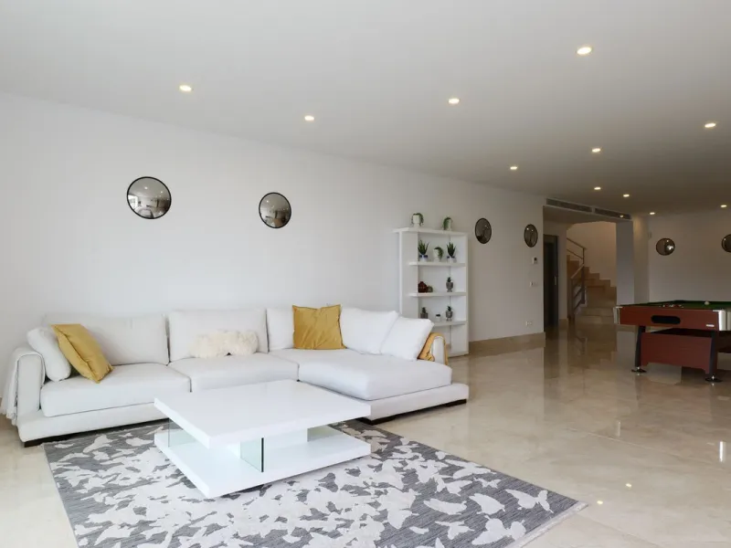 This exceptional luxury villa is located in the prestigious Los Arqueros Golf & Country Club, offering an unparalleled combination of space, sophistication, and stunning natural surroundings. Set on an elevated plot, the property enjoys breathtaking panor
