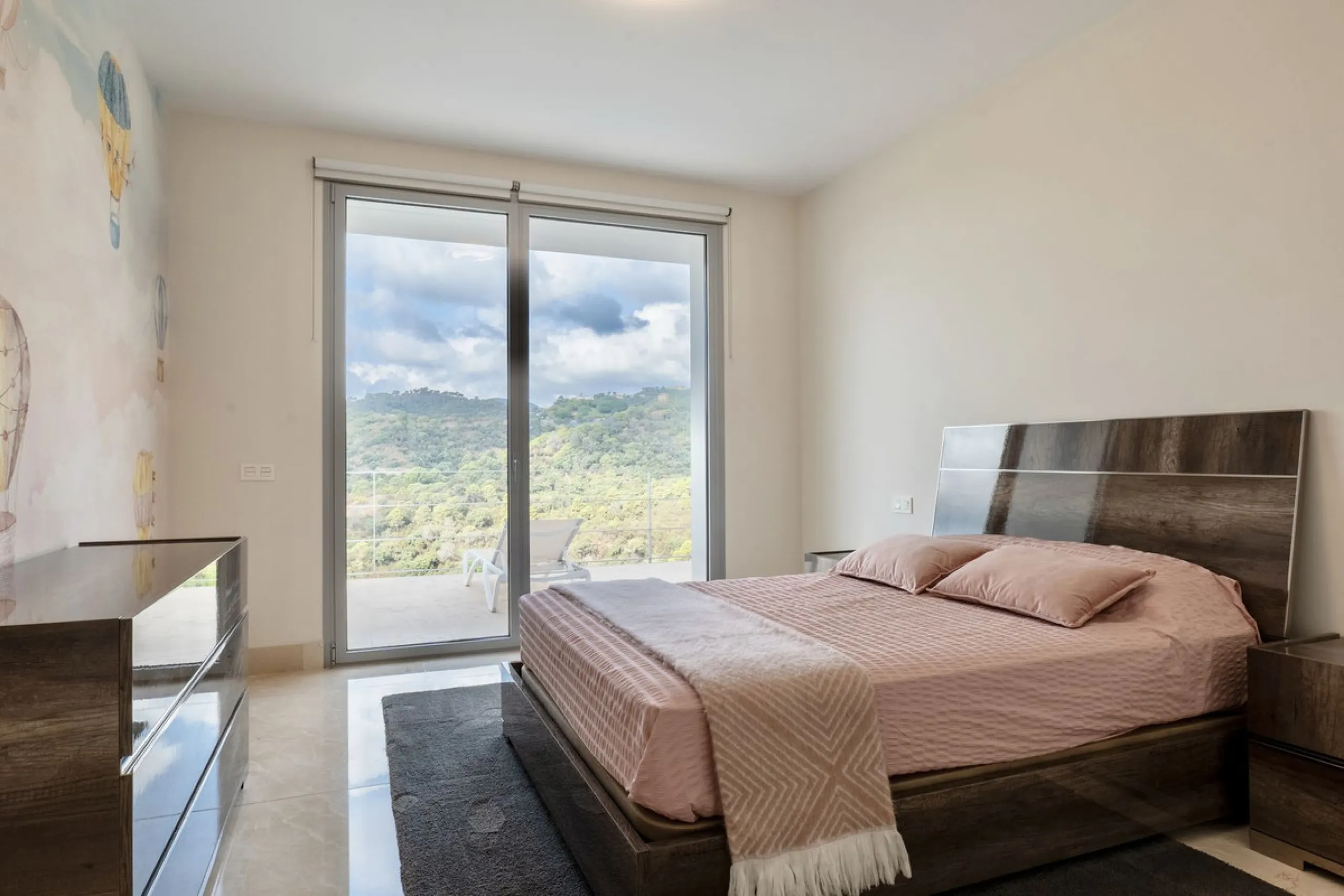 This exceptional luxury villa is located in the prestigious Los Arqueros Golf & Country Club, offering an unparalleled combination of space, sophistication, and stunning natural surroundings. Set on an elevated plot, the property enjoys breathtaking panor