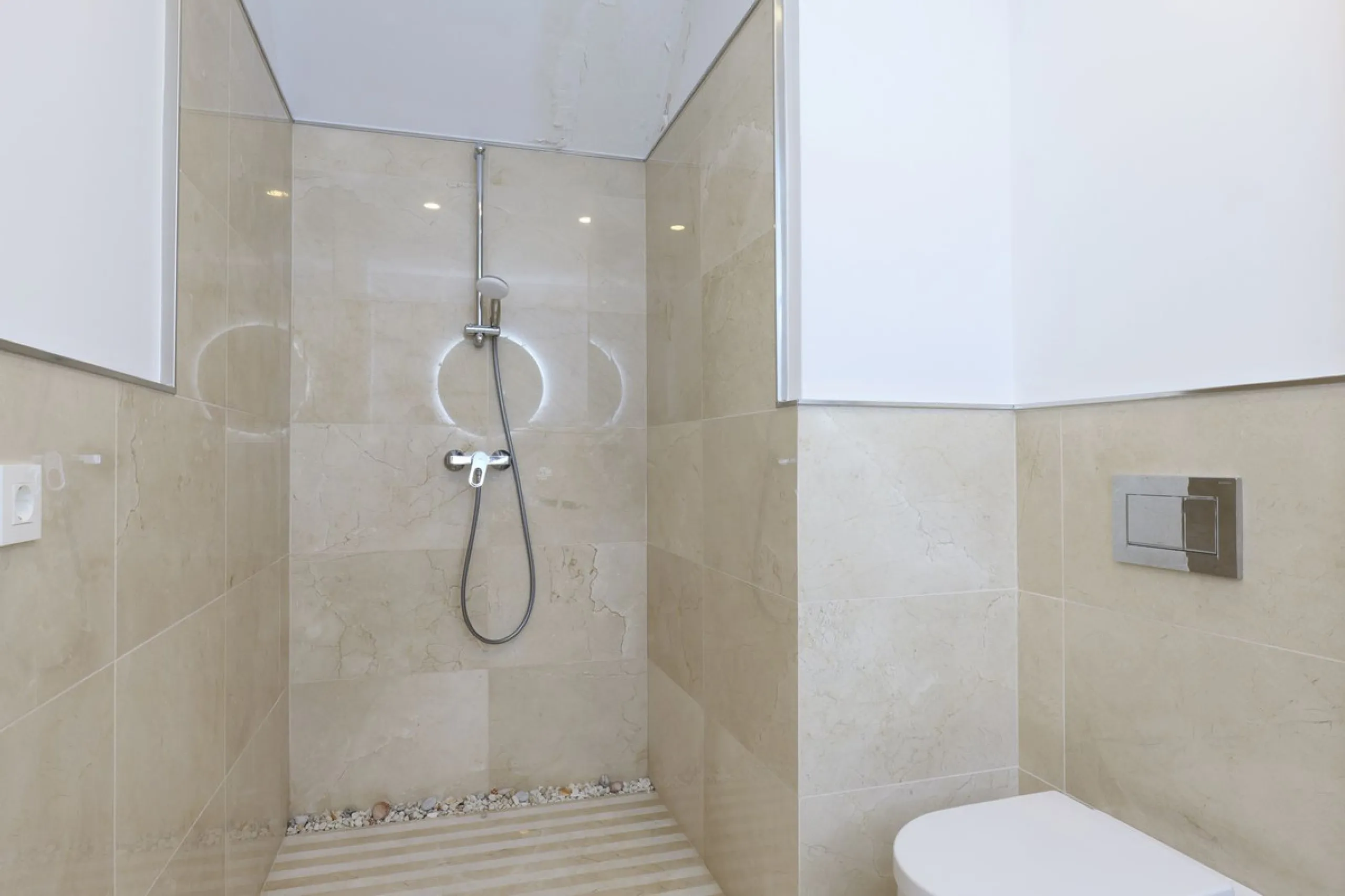 This exceptional luxury villa is located in the prestigious Los Arqueros Golf & Country Club, offering an unparalleled combination of space, sophistication, and stunning natural surroundings. Set on an elevated plot, the property enjoys breathtaking panor