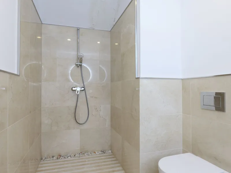 This exceptional luxury villa is located in the prestigious Los Arqueros Golf & Country Club, offering an unparalleled combination of space, sophistication, and stunning natural surroundings. Set on an elevated plot, the property enjoys breathtaking panor