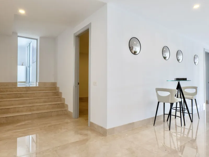 This exceptional luxury villa is located in the prestigious Los Arqueros Golf & Country Club, offering an unparalleled combination of space, sophistication, and stunning natural surroundings. Set on an elevated plot, the property enjoys breathtaking panor