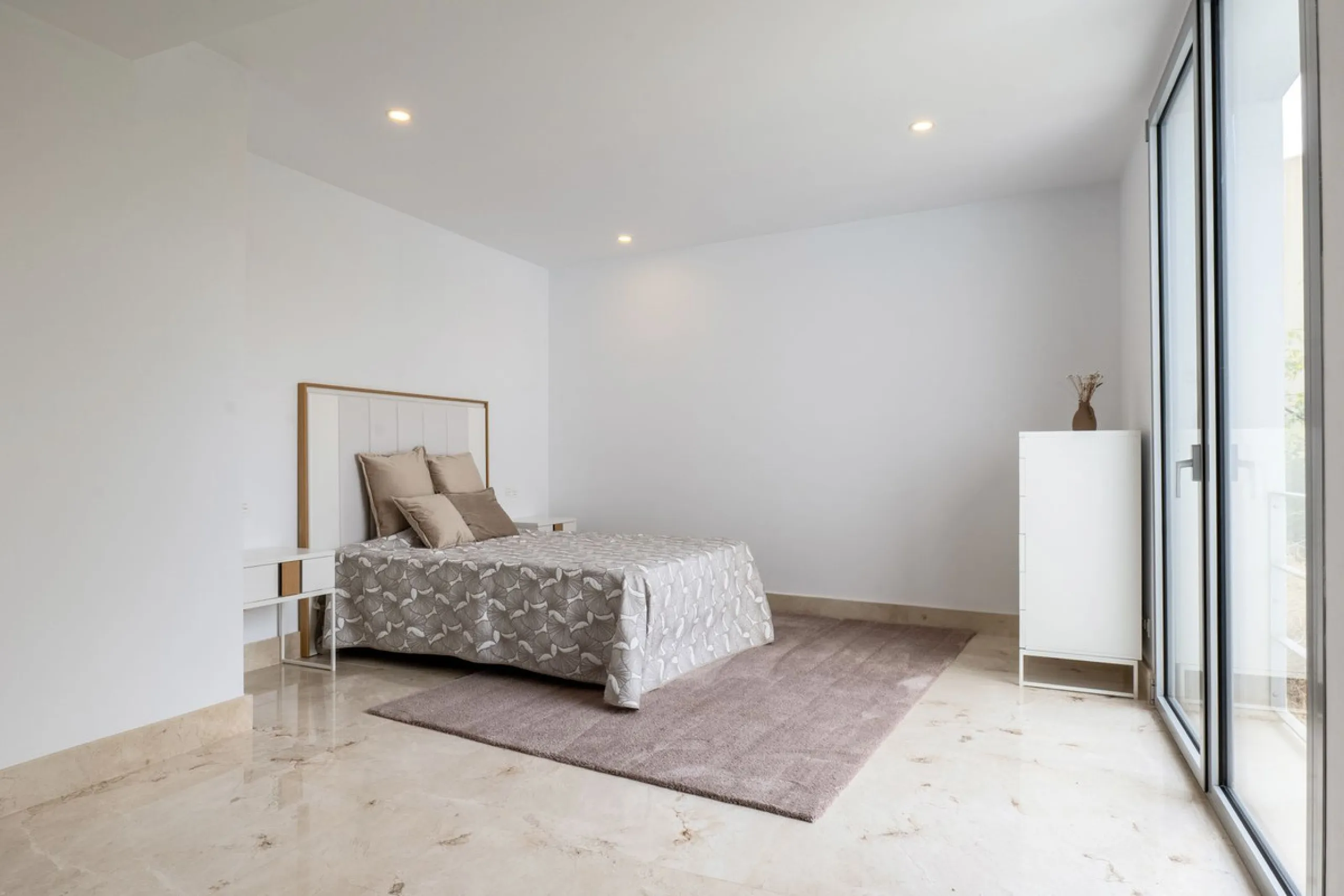 This exceptional luxury villa is located in the prestigious Los Arqueros Golf & Country Club, offering an unparalleled combination of space, sophistication, and stunning natural surroundings. Set on an elevated plot, the property enjoys breathtaking panor
