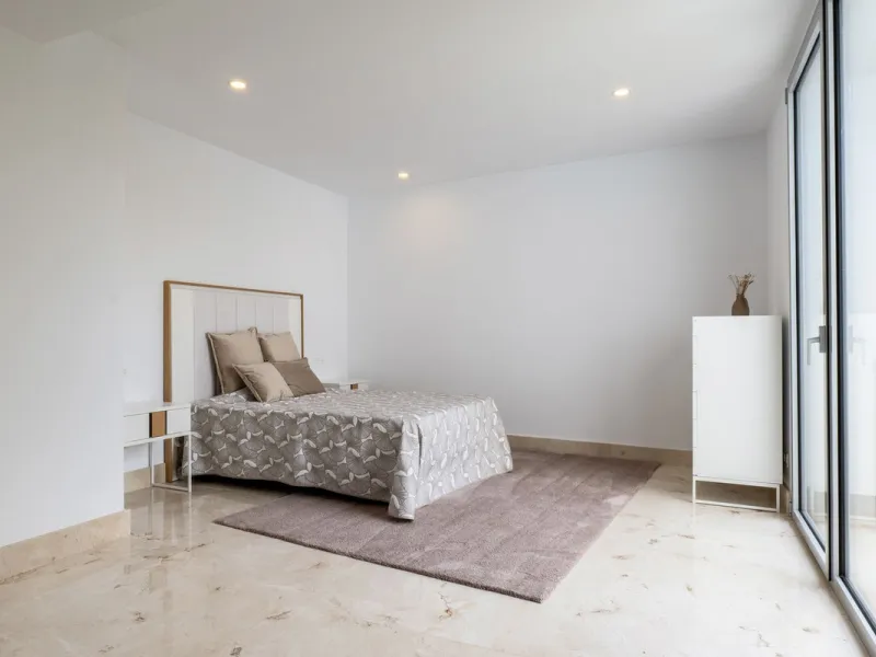 This exceptional luxury villa is located in the prestigious Los Arqueros Golf & Country Club, offering an unparalleled combination of space, sophistication, and stunning natural surroundings. Set on an elevated plot, the property enjoys breathtaking panor