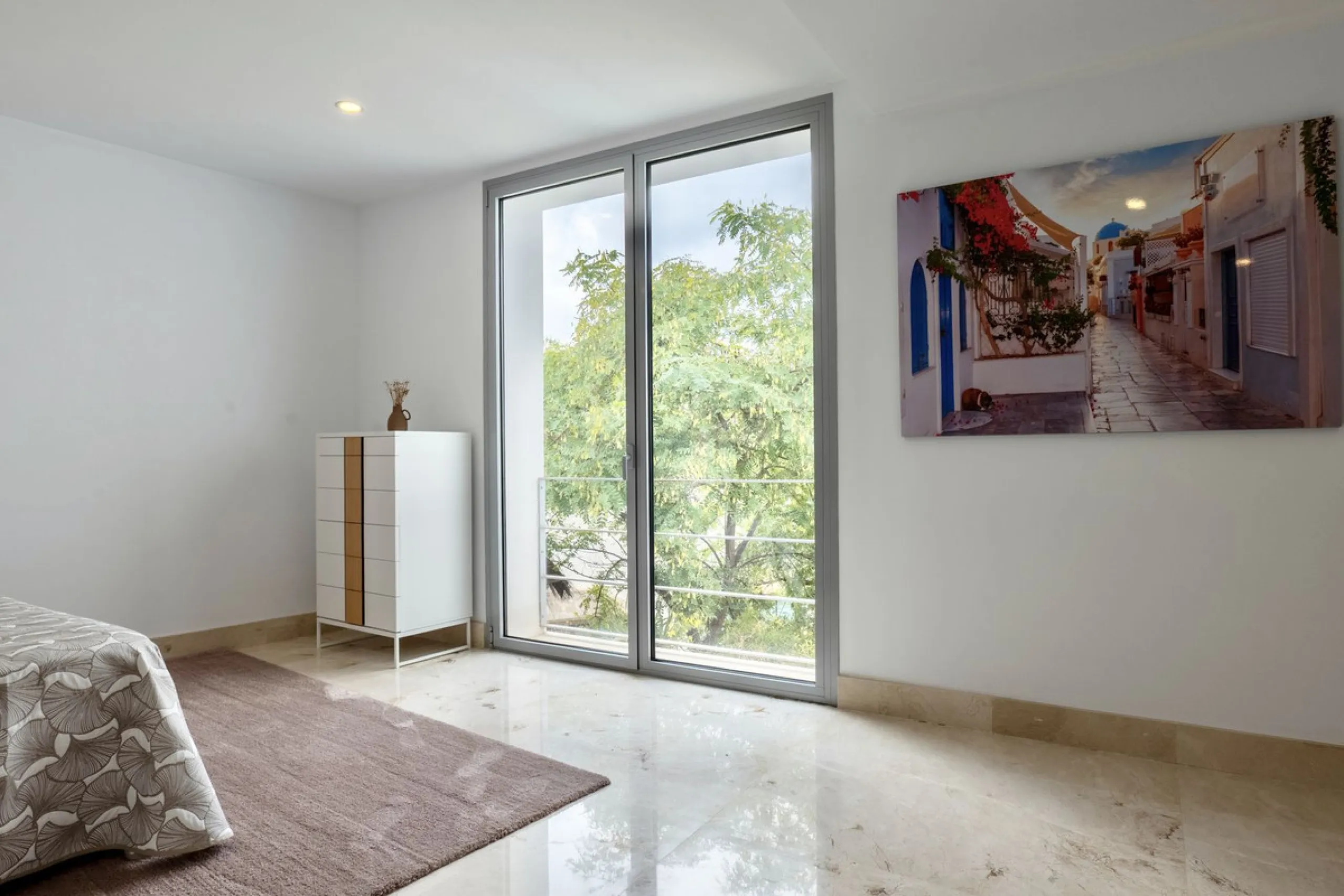 This exceptional luxury villa is located in the prestigious Los Arqueros Golf & Country Club, offering an unparalleled combination of space, sophistication, and stunning natural surroundings. Set on an elevated plot, the property enjoys breathtaking panor
