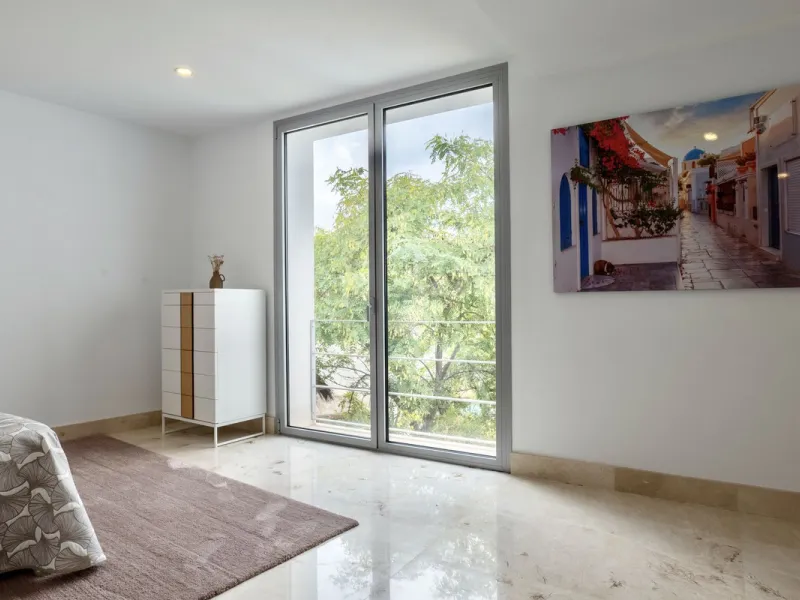 This exceptional luxury villa is located in the prestigious Los Arqueros Golf & Country Club, offering an unparalleled combination of space, sophistication, and stunning natural surroundings. Set on an elevated plot, the property enjoys breathtaking panor