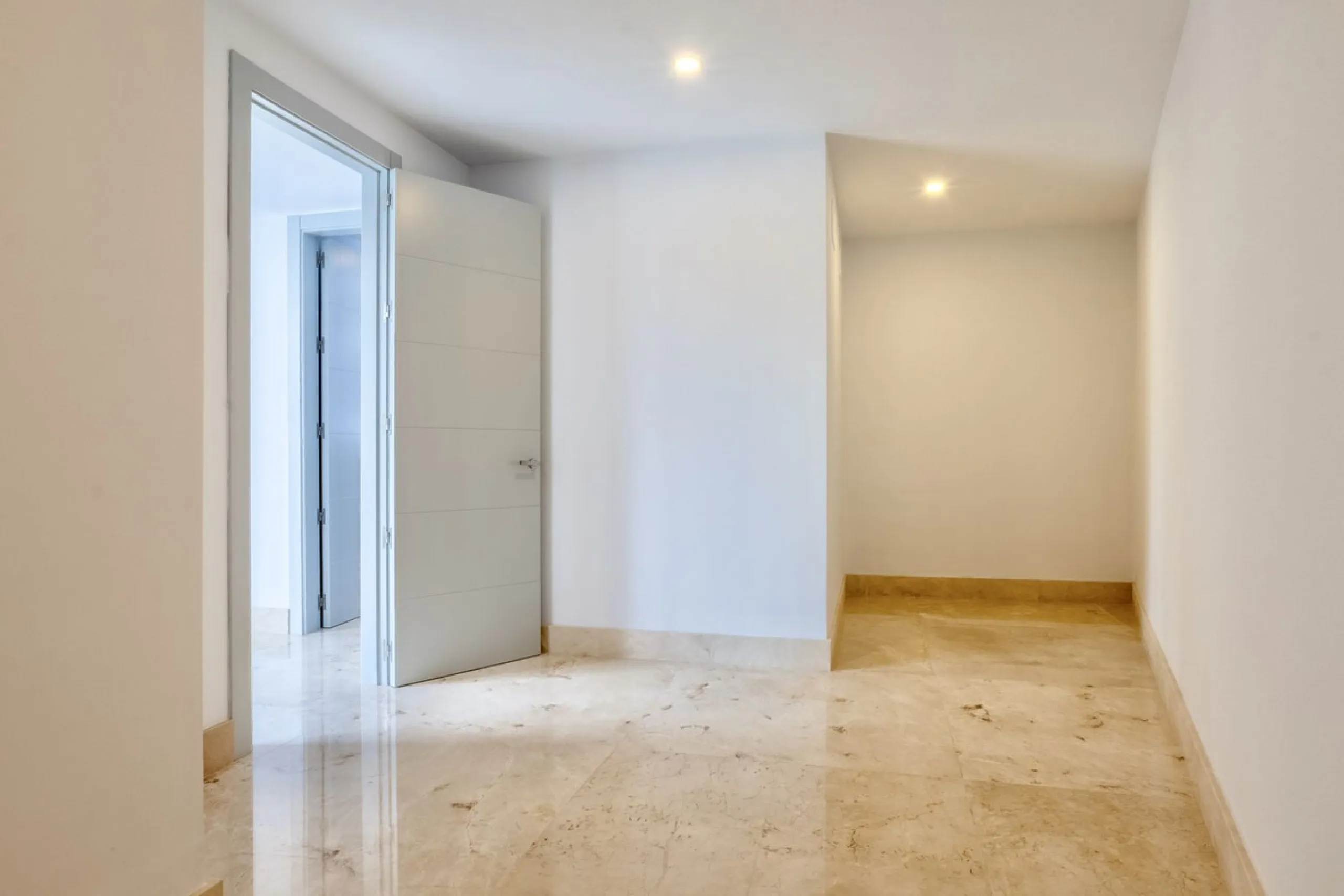This exceptional luxury villa is located in the prestigious Los Arqueros Golf & Country Club, offering an unparalleled combination of space, sophistication, and stunning natural surroundings. Set on an elevated plot, the property enjoys breathtaking panor