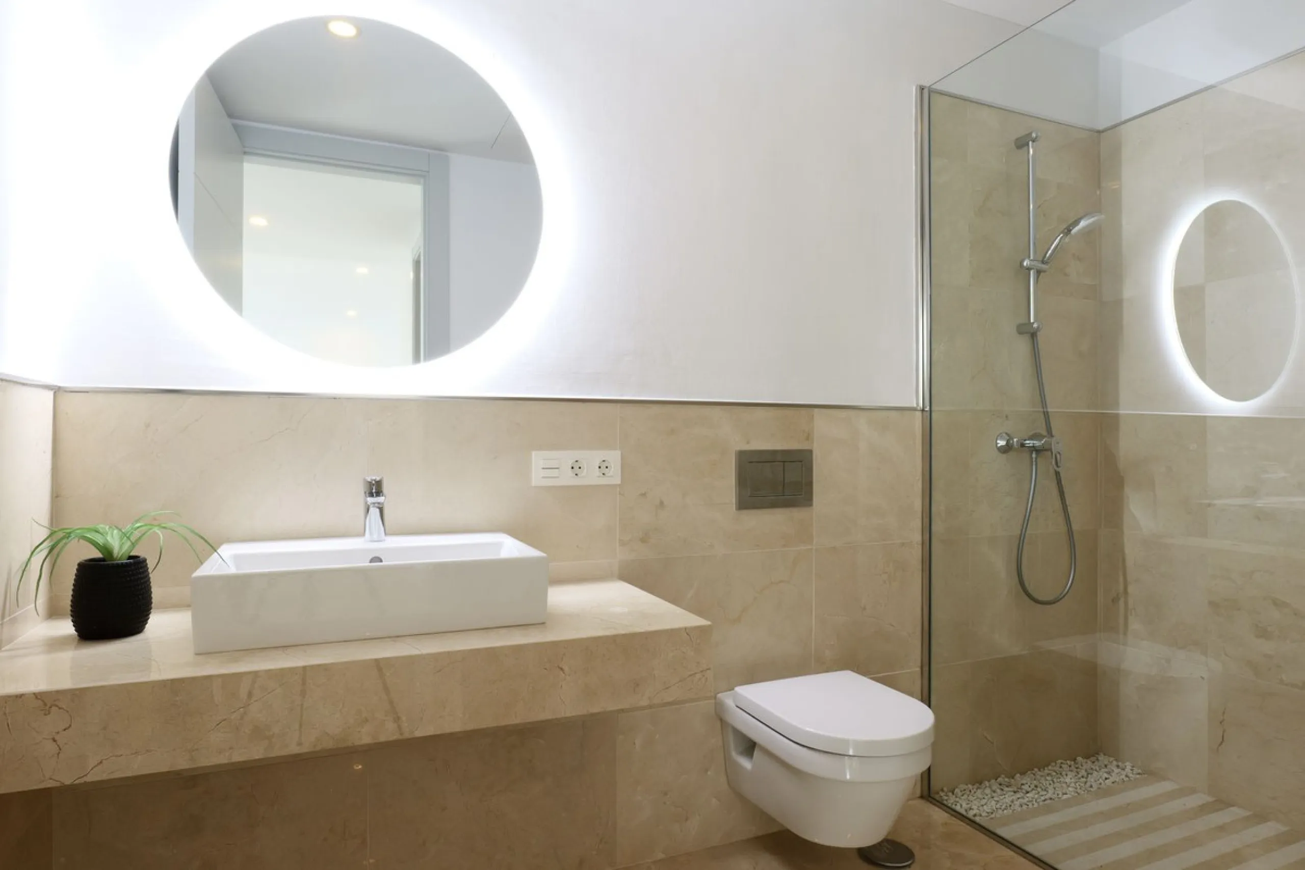 This exceptional luxury villa is located in the prestigious Los Arqueros Golf & Country Club, offering an unparalleled combination of space, sophistication, and stunning natural surroundings. Set on an elevated plot, the property enjoys breathtaking panor