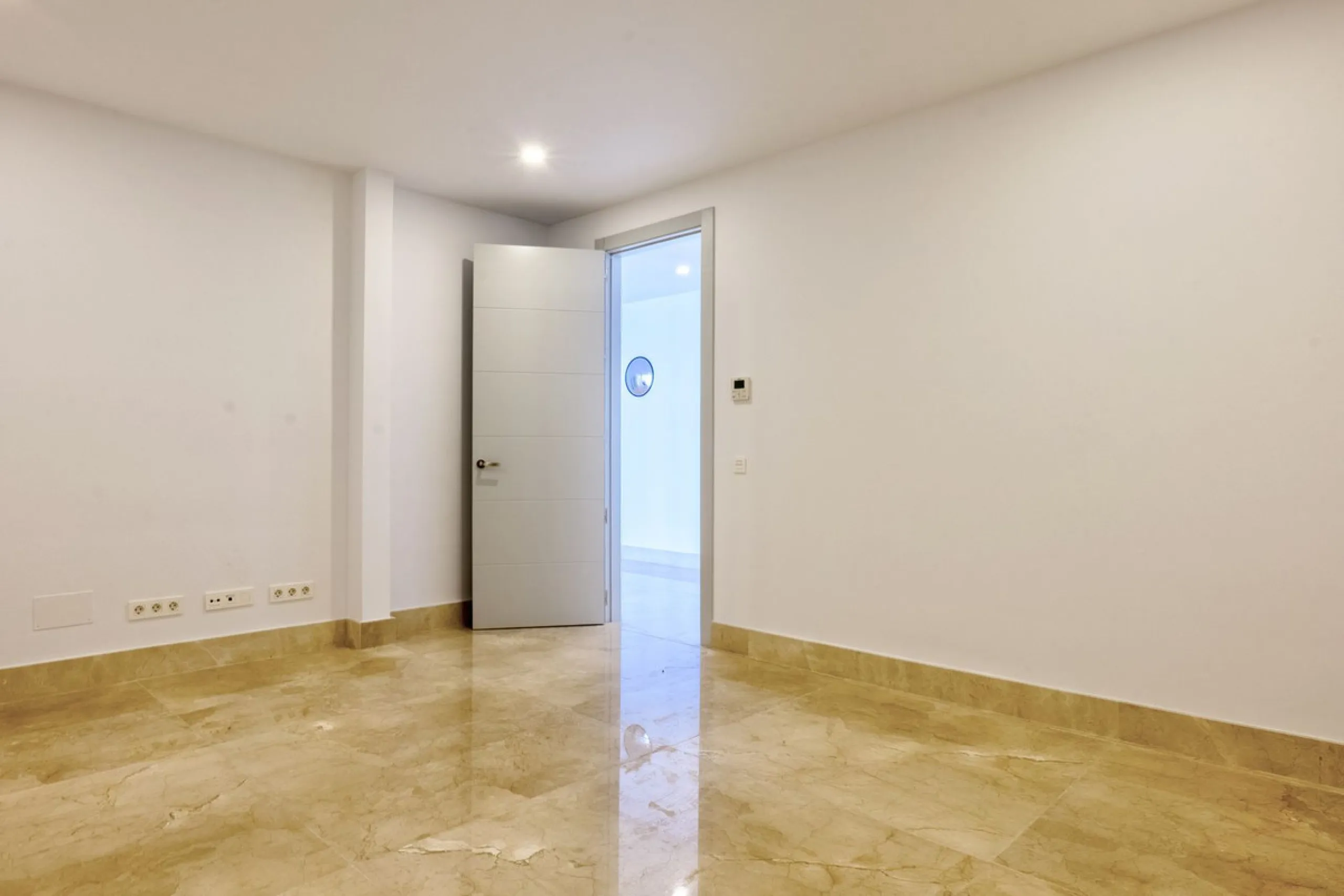 This exceptional luxury villa is located in the prestigious Los Arqueros Golf & Country Club, offering an unparalleled combination of space, sophistication, and stunning natural surroundings. Set on an elevated plot, the property enjoys breathtaking panor
