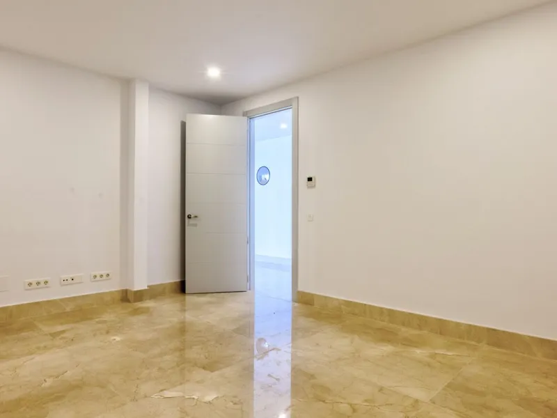 This exceptional luxury villa is located in the prestigious Los Arqueros Golf & Country Club, offering an unparalleled combination of space, sophistication, and stunning natural surroundings. Set on an elevated plot, the property enjoys breathtaking panor