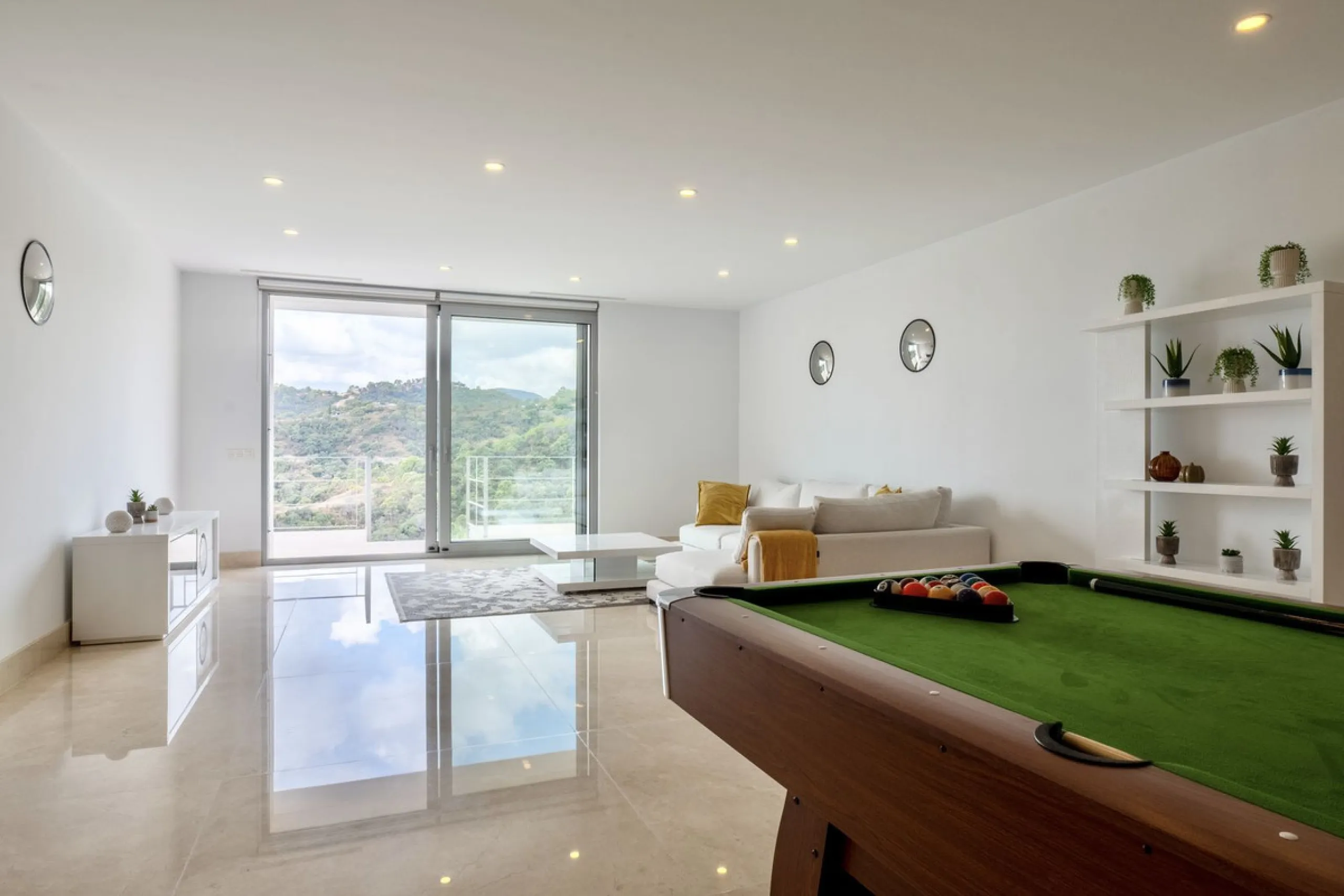 This exceptional luxury villa is located in the prestigious Los Arqueros Golf & Country Club, offering an unparalleled combination of space, sophistication, and stunning natural surroundings. Set on an elevated plot, the property enjoys breathtaking panor