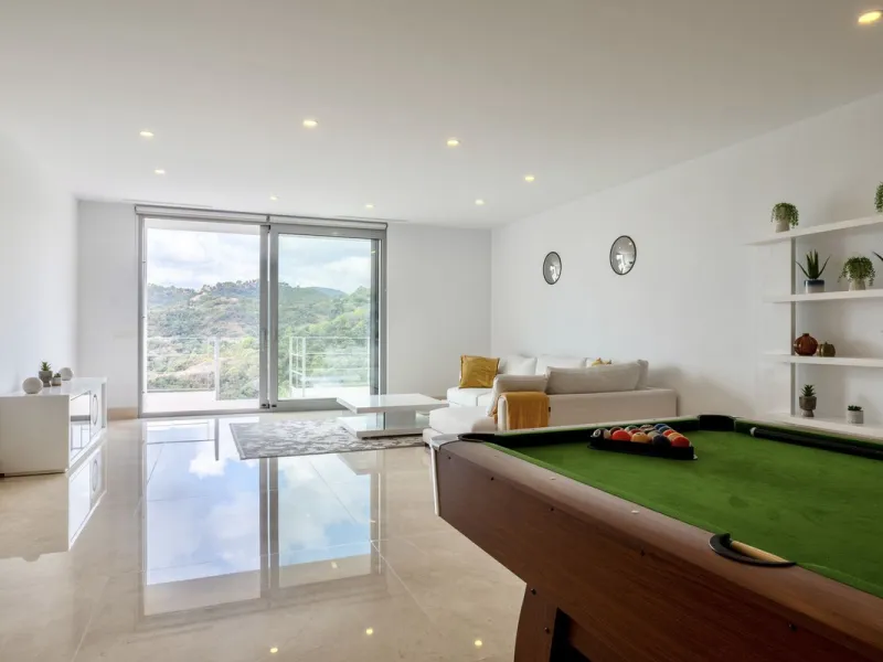 This exceptional luxury villa is located in the prestigious Los Arqueros Golf & Country Club, offering an unparalleled combination of space, sophistication, and stunning natural surroundings. Set on an elevated plot, the property enjoys breathtaking panor