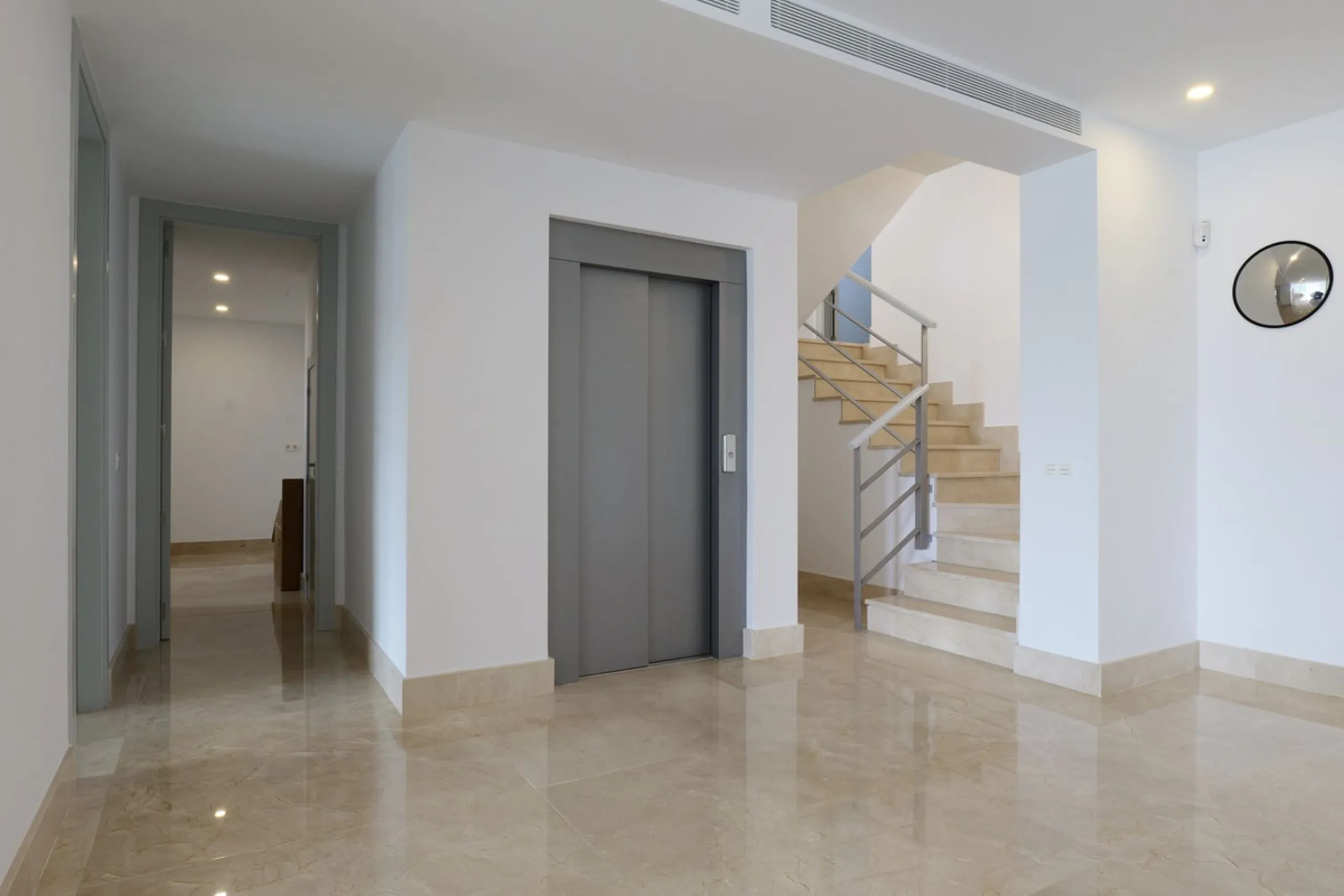This exceptional luxury villa is located in the prestigious Los Arqueros Golf & Country Club, offering an unparalleled combination of space, sophistication, and stunning natural surroundings. Set on an elevated plot, the property enjoys breathtaking panor