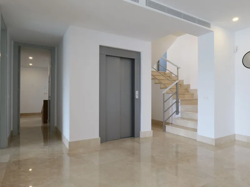 This exceptional luxury villa is located in the prestigious Los Arqueros Golf & Country Club, offering an unparalleled combination of space, sophistication, and stunning natural surroundings. Set on an elevated plot, the property enjoys breathtaking panor