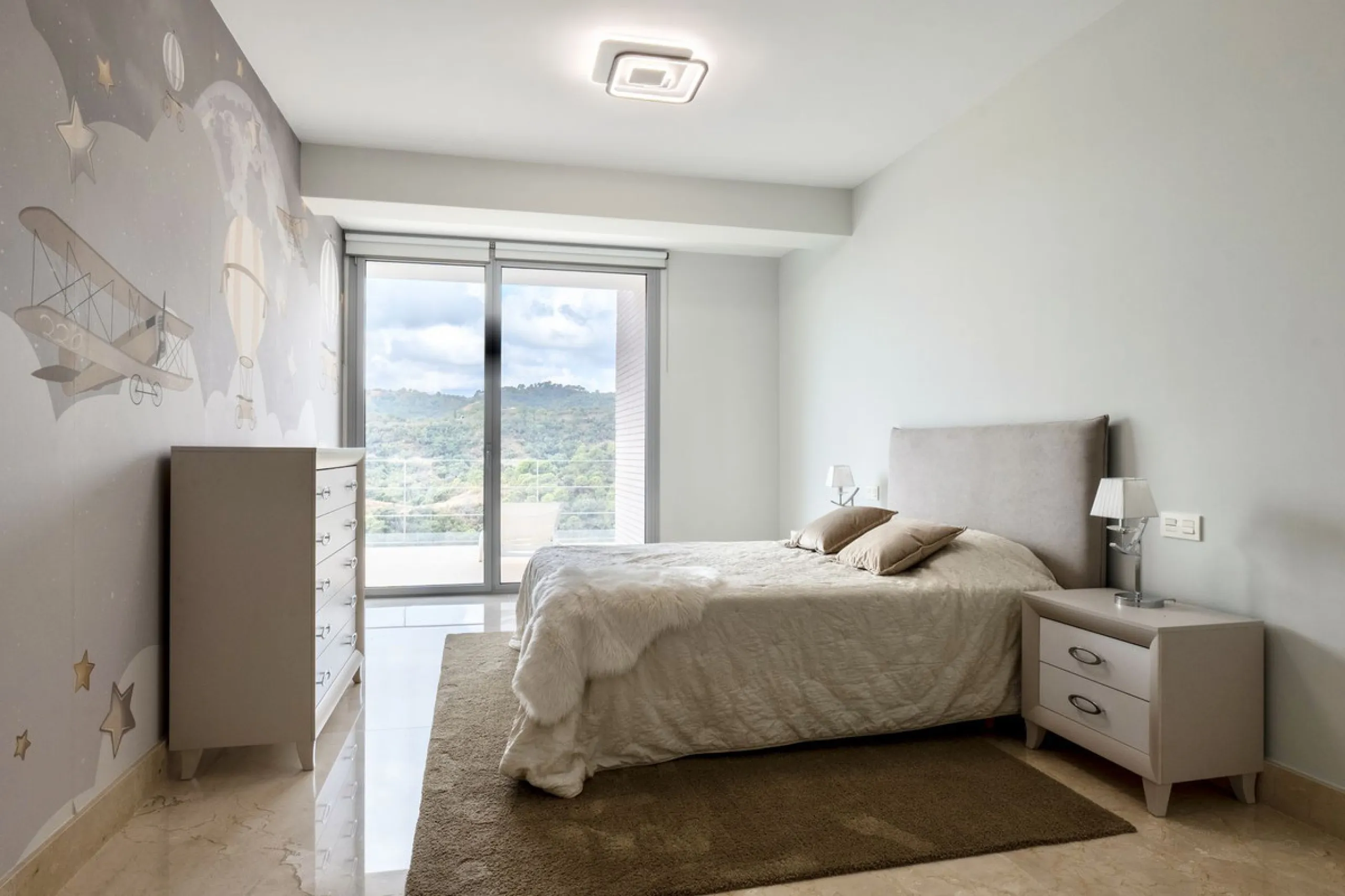 This exceptional luxury villa is located in the prestigious Los Arqueros Golf & Country Club, offering an unparalleled combination of space, sophistication, and stunning natural surroundings. Set on an elevated plot, the property enjoys breathtaking panor