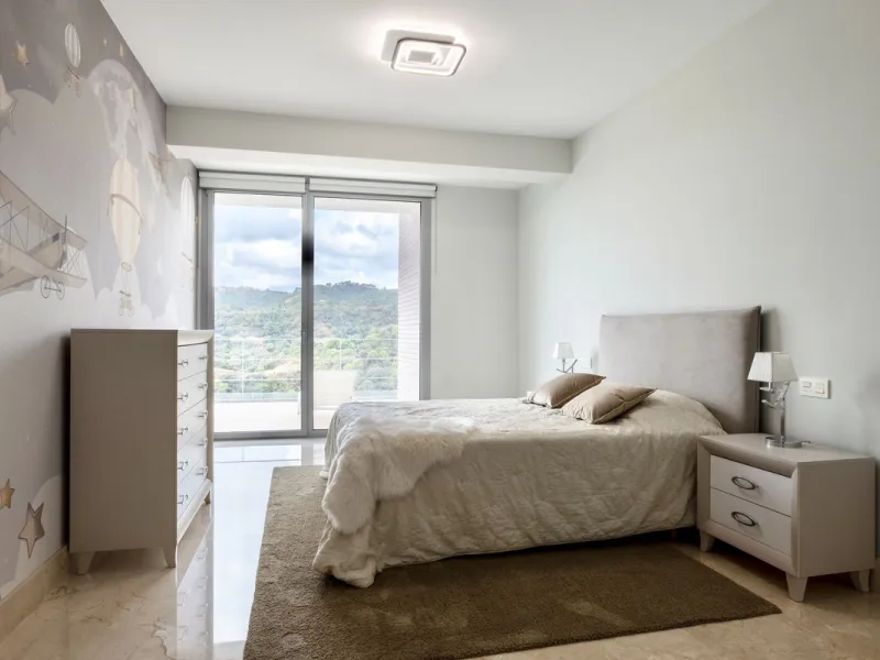 This exceptional luxury villa is located in the prestigious Los Arqueros Golf & Country Club, offering an unparalleled combination of space, sophistication, and stunning natural surroundings. Set on an elevated plot, the property enjoys breathtaking panor