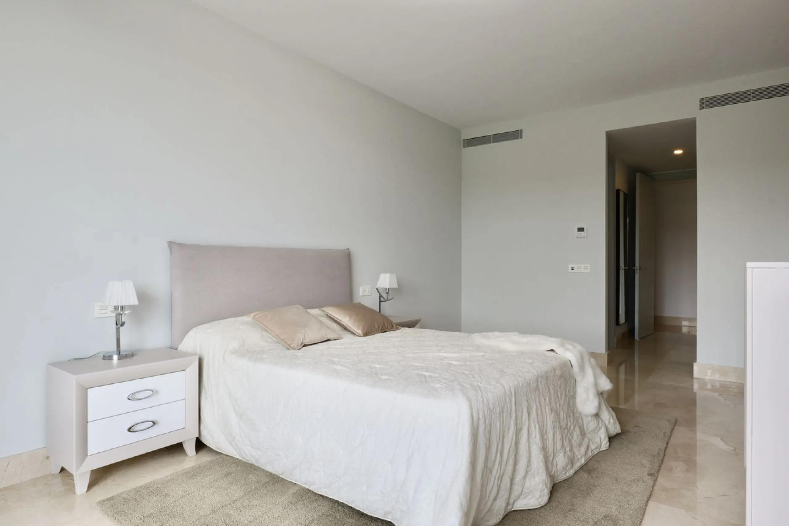 This exceptional luxury villa is located in the prestigious Los Arqueros Golf & Country Club, offering an unparalleled combination of space, sophistication, and stunning natural surroundings. Set on an elevated plot, the property enjoys breathtaking panor