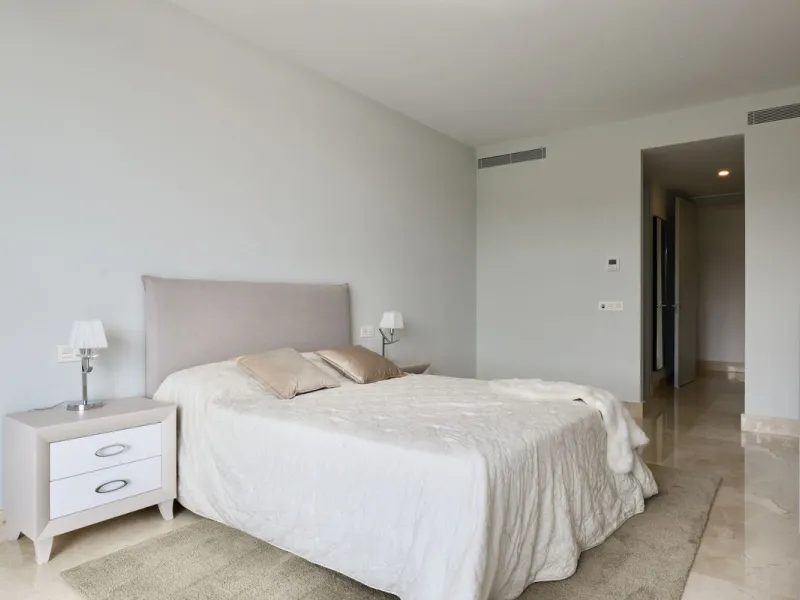 This exceptional luxury villa is located in the prestigious Los Arqueros Golf & Country Club, offering an unparalleled combination of space, sophistication, and stunning natural surroundings. Set on an elevated plot, the property enjoys breathtaking panor