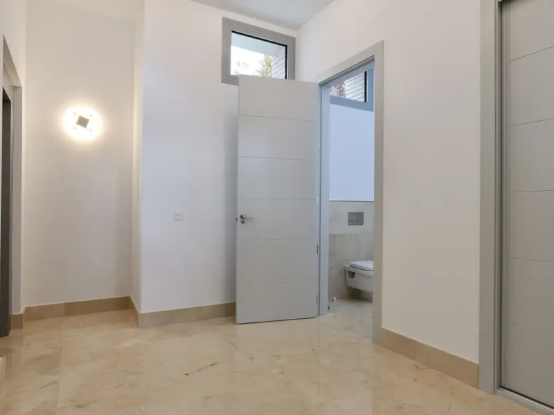 This exceptional luxury villa is located in the prestigious Los Arqueros Golf & Country Club, offering an unparalleled combination of space, sophistication, and stunning natural surroundings. Set on an elevated plot, the property enjoys breathtaking panor